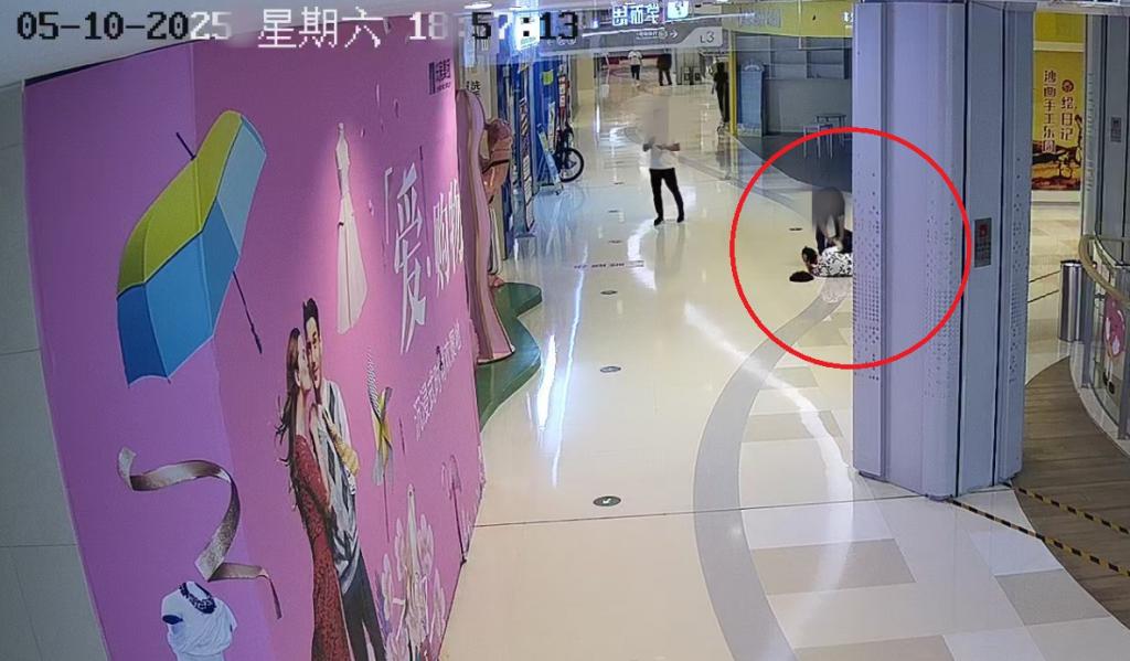 晨意帮忙丨女子在商场被骑平衡车男童撞伤索赔遇阻	，男孩家属：表示歉意，但商场担主责  第1张
